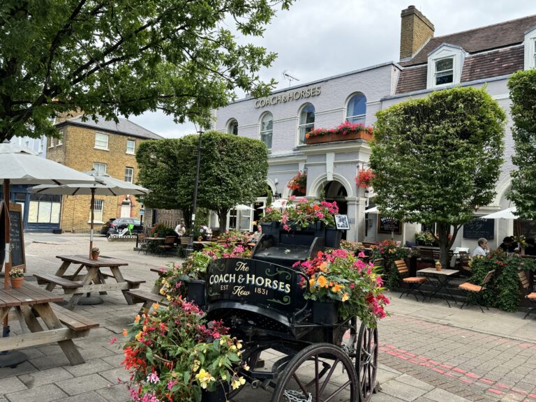 horse and coaches pub kew